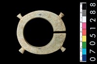 藏品(帶四突起玦形耳飾)的圖片