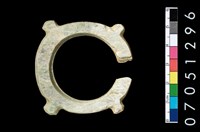 藏品(帶四突起玦形耳飾)的圖片