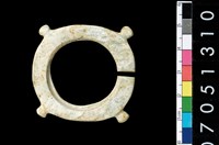 藏品(帶四突起玦形耳飾)的圖片