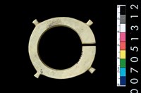 藏品(帶四突起玦形耳飾)的圖片