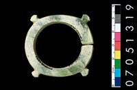 藏品(帶四突起玦形耳飾)的圖片