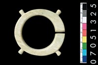 藏品(帶四突起玦形耳飾)的圖片