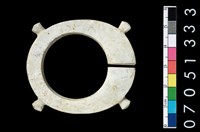 藏品(帶四突起玦形耳飾)的圖片