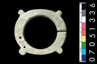 藏品(帶四突起玦形耳飾)的圖片