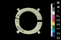 藏品(帶四突起玦形耳飾)的圖片