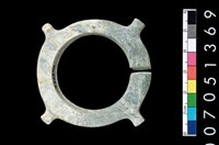 藏品(帶四突起玦形耳飾)的圖片