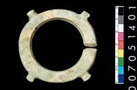 藏品(帶四突起玦形耳飾)的圖片