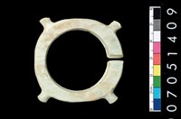 藏品(帶四突起玦形耳飾)的圖片