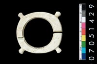 藏品(帶四突起玦形耳飾)的圖片