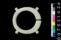 藏品(帶四突起玦形耳飾)的圖片