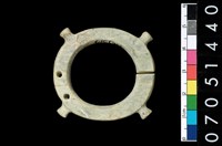 藏品(帶四突起玦形耳飾)的圖片