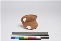 藏品(侈口歛唇帶流折底腹凹底單把罐)的圖片