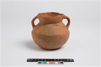 藏品(侈口歛唇帶流折腹凹底雙豎把罐)的圖片