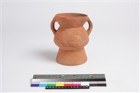 藏品(侈口斂唇帶流折腹圓底雙豎把圈足罐)的圖片