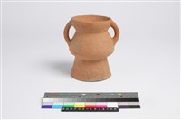 藏品(侈口斂唇帶流折腹圓底雙豎把圈足罐)的圖片