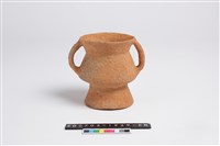 藏品(侈口低折腹平底雙豎把圈足小陶罐)的圖片