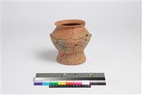 藏品(翻沿折肩帶鈕圓底圈足罐)的圖片