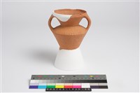 藏品(侈口斂唇帶紋折肩平底雙豎把圈足罐)的圖片