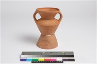 藏品(侈口斂唇帶紋折肩平底雙豎把圈足罐)的圖片