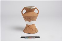 藏品(侈口斂唇帶流帶紋折肩平底雙豎把圈足罐)的圖片