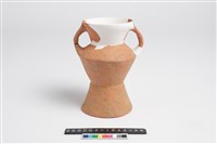 藏品(侈口斂唇折肩平底雙豎把圈足罐)的圖片