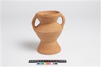 藏品(侈口斂唇折肩圓底雙豎把圈足罐)的圖片