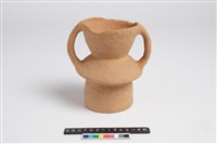 藏品(高侈口斂唇低折腹雙豎把高圈足罐)的圖片