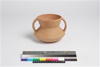 藏品(侈口斂唇折腹凹底帶紋雙豎把罐)的圖片