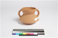 藏品(侈口斂唇帶雙流雙豎把低折腹凹底無圈足罐)的圖片