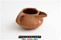 藏品(單把帶壺嘴折腹凹底陶容器)的圖片