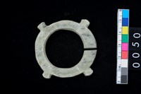 藏品(帶四突起環狀玦形耳飾)的圖片