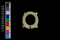 藏品(帶四突起環狀玦形耳飾)的圖片