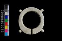 藏品(帶四突起環狀玦形耳飾)的圖片