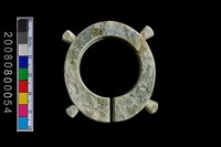 藏品(帶四突起環狀玦形耳飾)的圖片