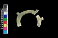 藏品(帶四突起環狀玦形耳飾)的圖片