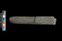 藏品(有槽石棒)的圖片