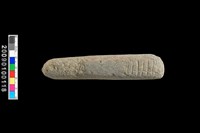 藏品(有槽石棒)的圖片