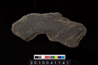 藏品(加工板岩片)的圖片