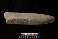 藏品(有槽石棒)的圖片