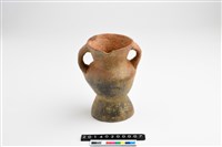 藏品(雙豎把帶流口折肩圈足小陶罐)的圖片