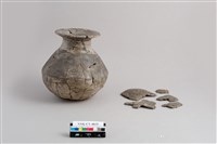 藏品(敞口高頸折腹平底罐(含蓋))的圖片