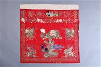 藏品(紅地盤金彩繡瓶花錦雞紋桌帷)的圖片