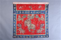 藏品(紅地盤金繡獅紋桌帷)的圖片