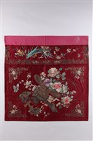 藏品(紅地盤金彩繡花籃紋桌帷)的圖片