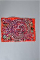 藏品(紅地鳥身飛龍紋衣袖繡片)的圖片