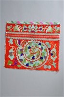 藏品(紅地卷龍花果紋衣袖繡片)的圖片