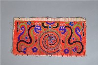 藏品(紅地宗廟蠶龍紋衣袖繡片)的圖片