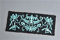 藏品(黑地宗廟花蝶紋衣袖繡片)的圖片