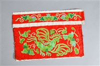 藏品(紅地花鳥紋衣袖繡片)的圖片