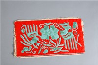 藏品(紅地花鳥紋衣袖繡片)的圖片